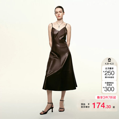 tq区绫致Vero Moda连衣裙女秋冬PU连衣裙吊带连衣裙仿皮