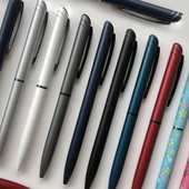 0.5速干水笔黑夹2505商务礼盒装 日本派通限定金属杆针管中性笔Pentel BLN2005黄铜磨砂月色限定旋转式 签字笔