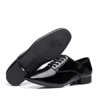 Черная яркая лапша [на открытом воздухе] высотой 2,5 см