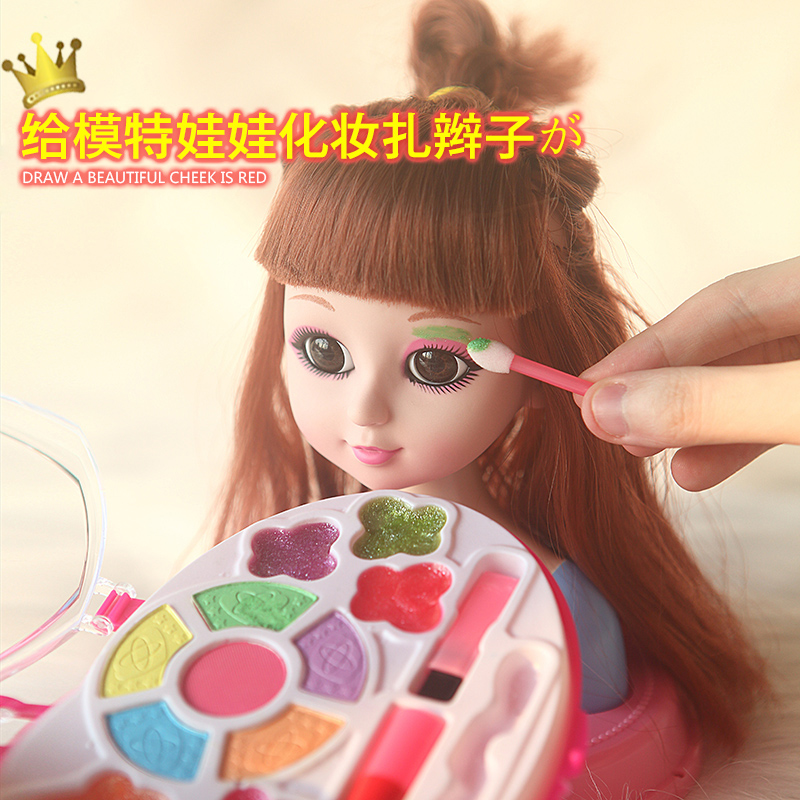 子供の化粧するおもちゃの女の子はままごとをして誕生日プレゼントします。