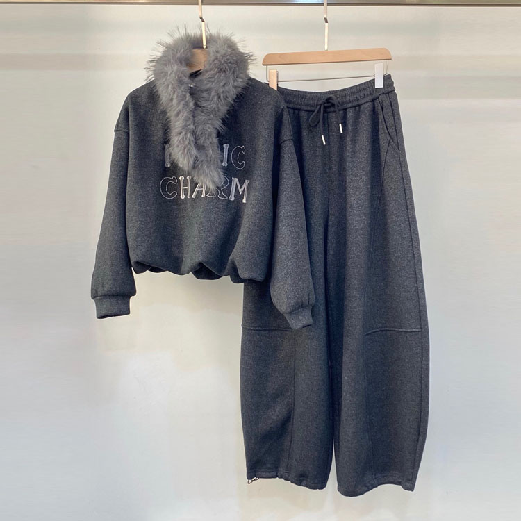 初溯2025秋冬新款欧货女装毛毛领字母宽松短卫衣+弯刀裤休闲套装