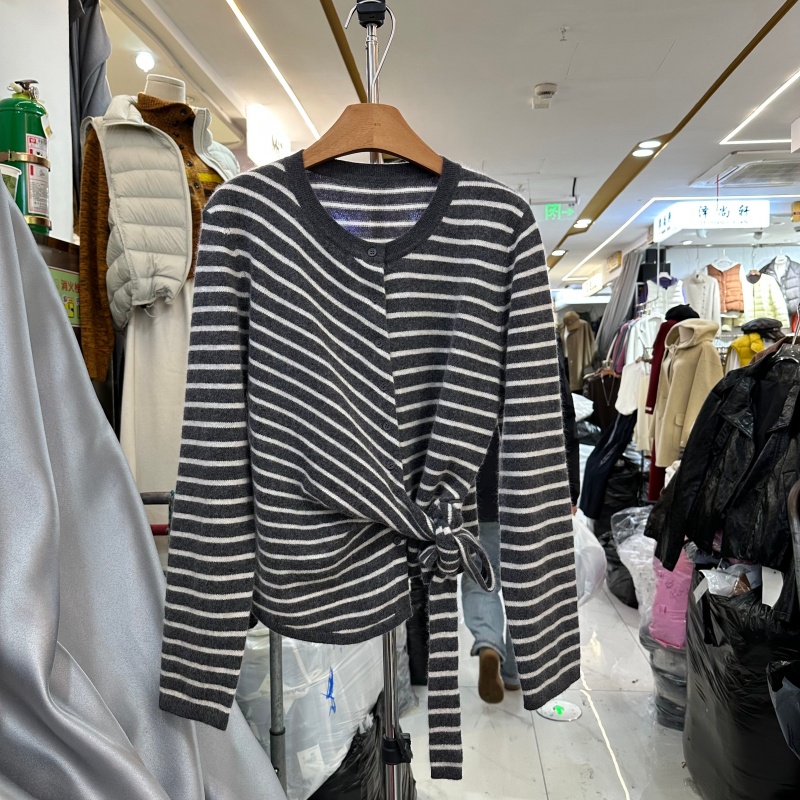 细羊毛针织衫女2025年冬季新款韩版绑带设计感显瘦套头条纹毛衣潮