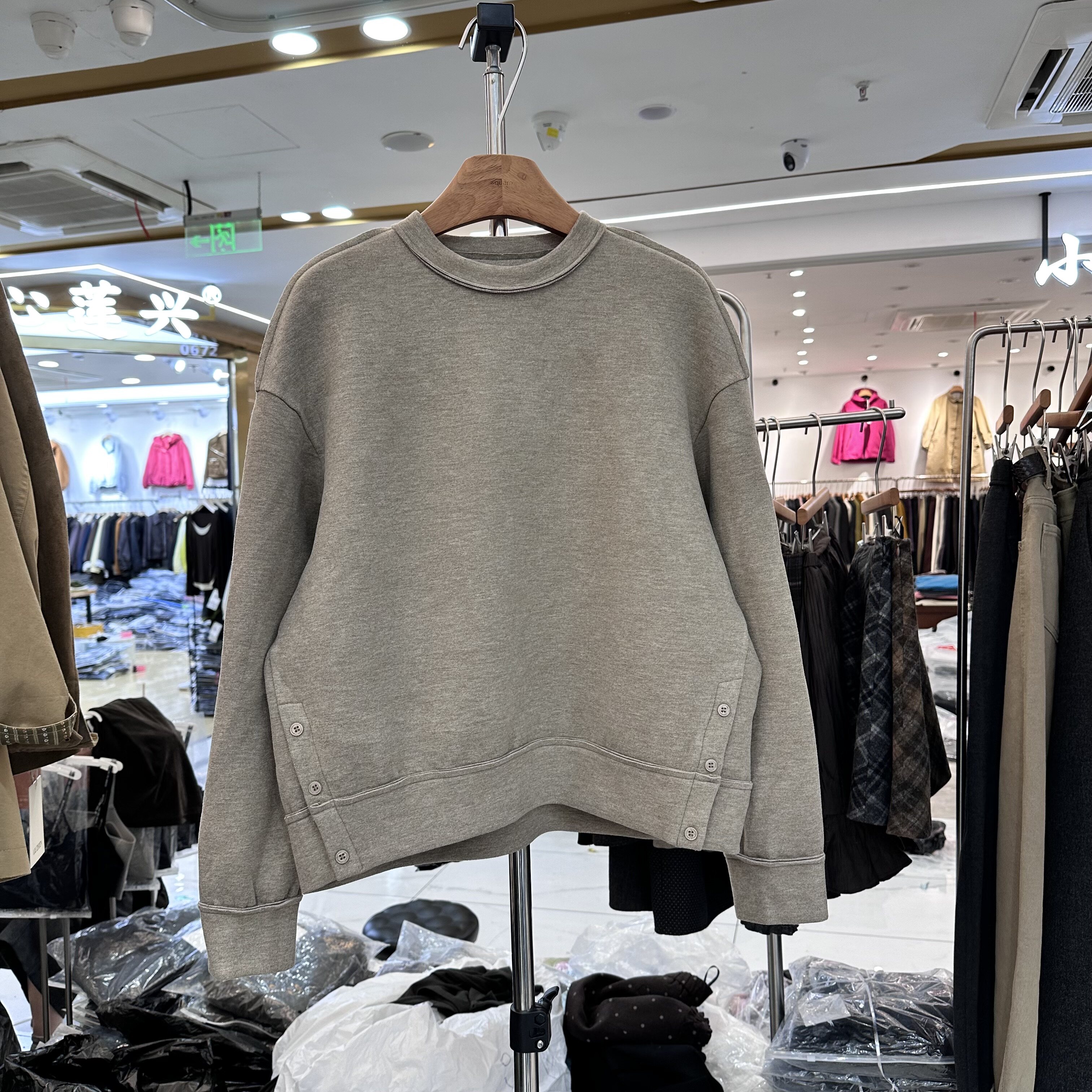 灰色圆领长袖宽松百褶袖口卫衣女