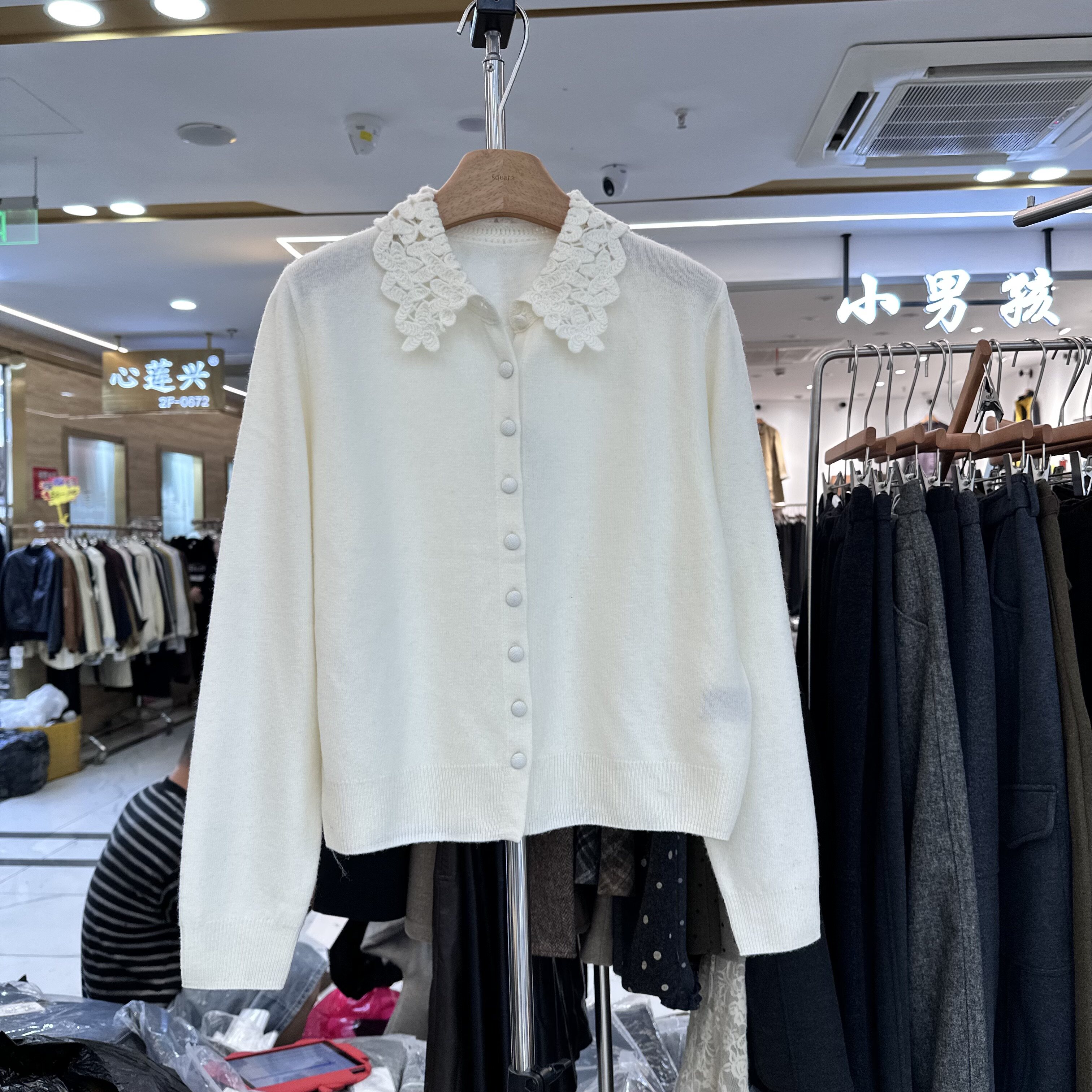 少淑风钩花翻领单排扣针织开衫女