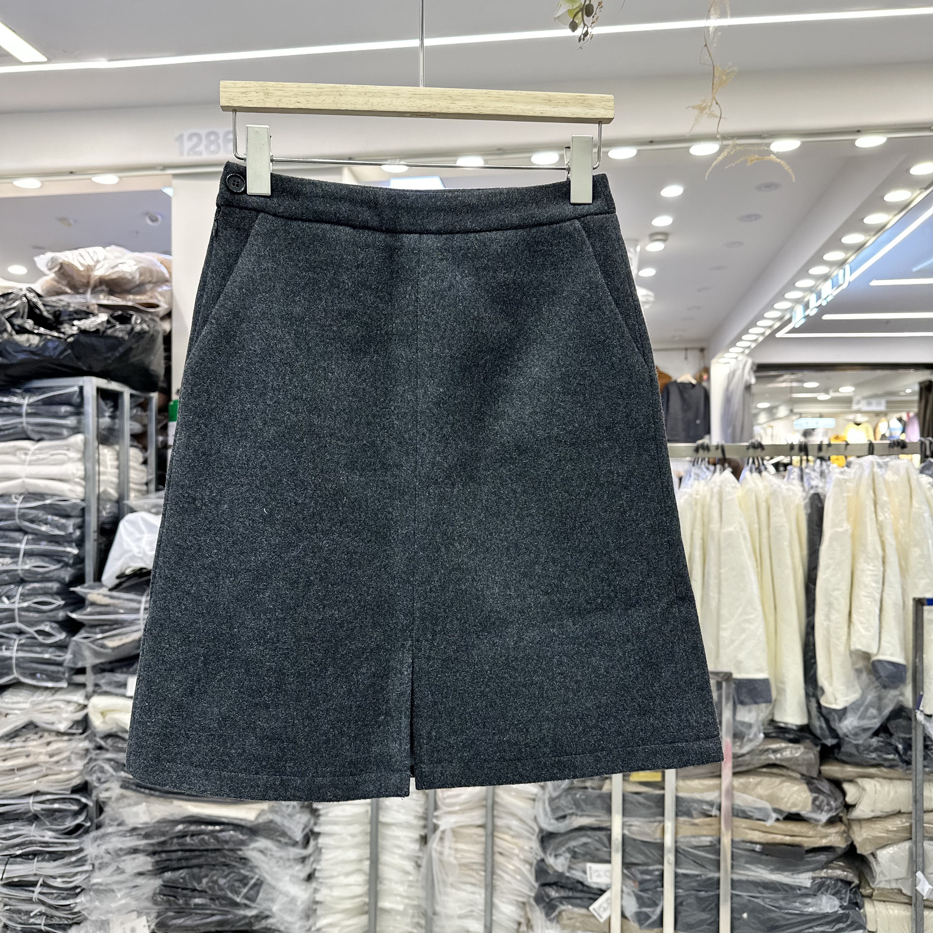 8090服饰25950毛呢半身裙