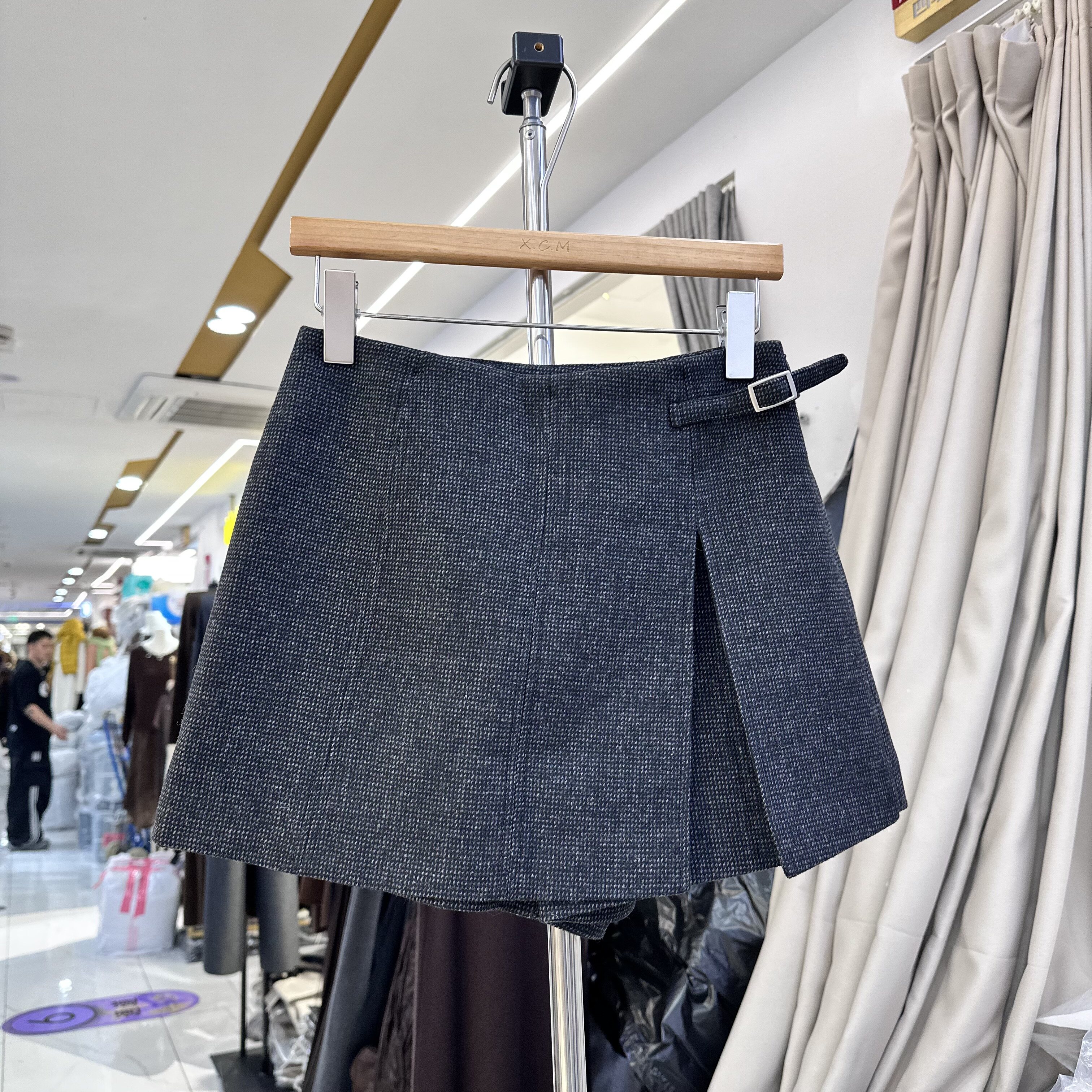 8090服饰260808毛呢半身裙