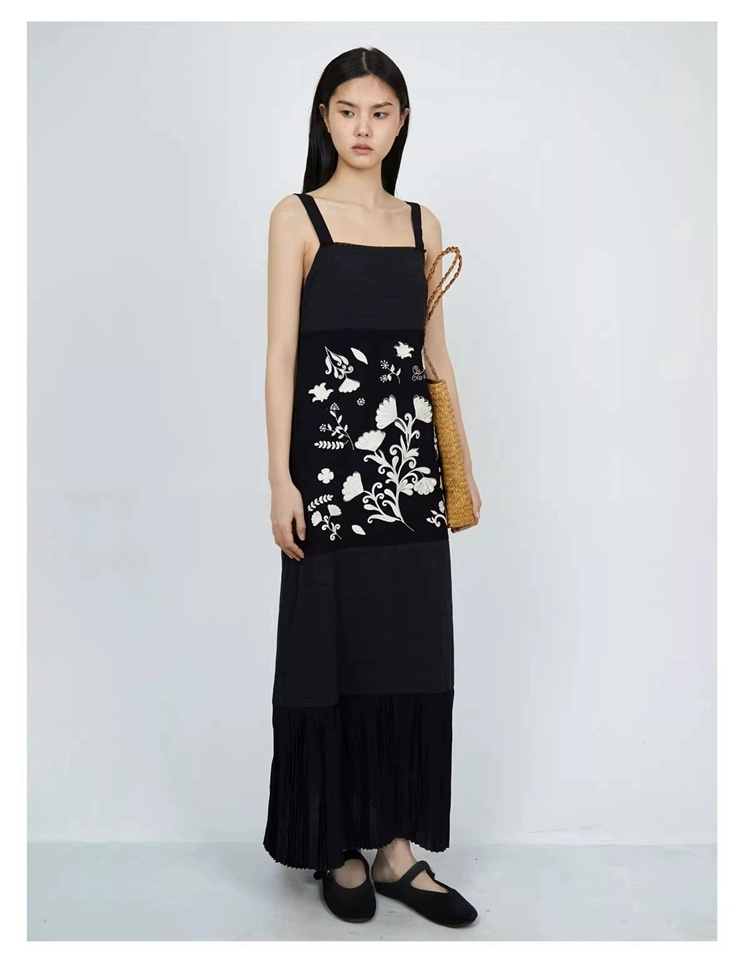 【周雨彤同款】LOGE 32绣花宽吊带长裙女复古风打褶下摆背心短裙