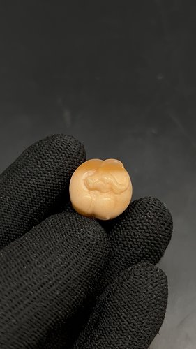 天然精品缅黄扭转乾坤珠子 背云