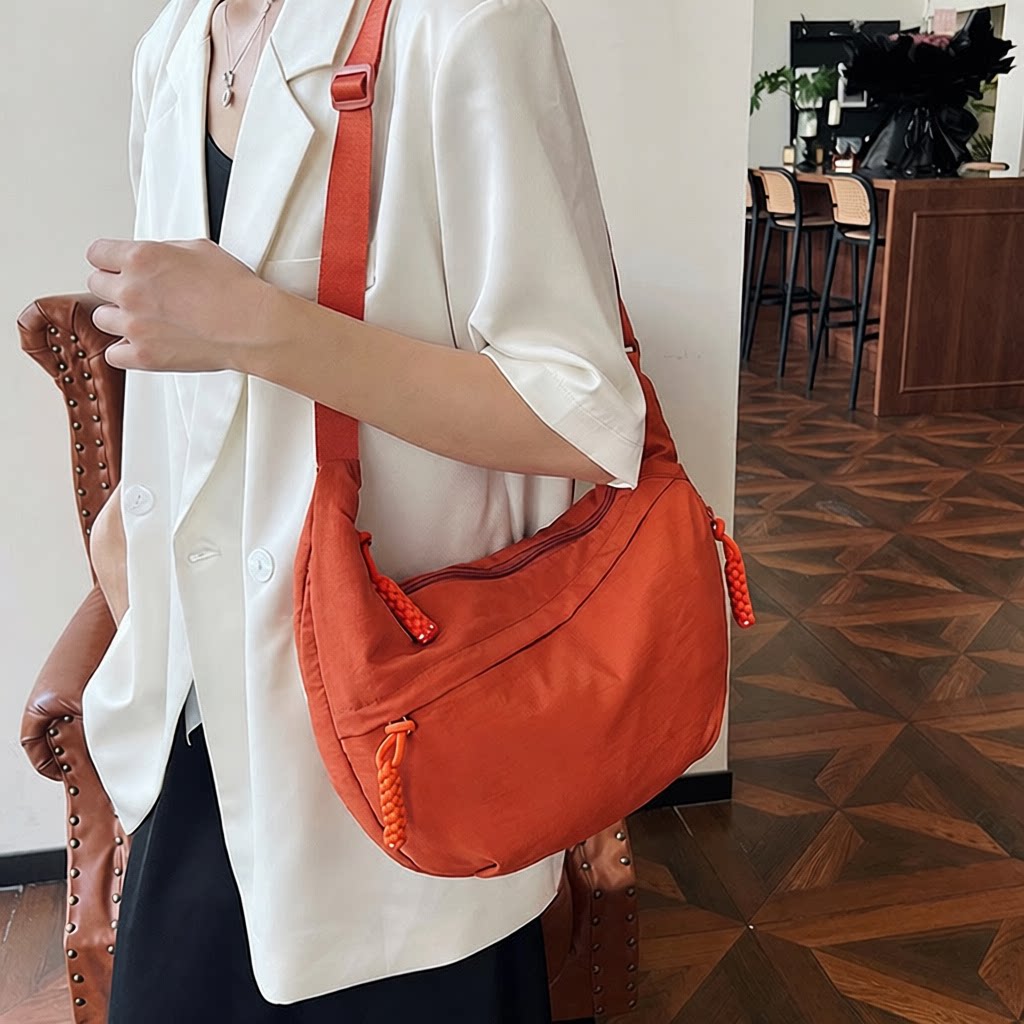 新款流行尼龙布斜挎包女新款休