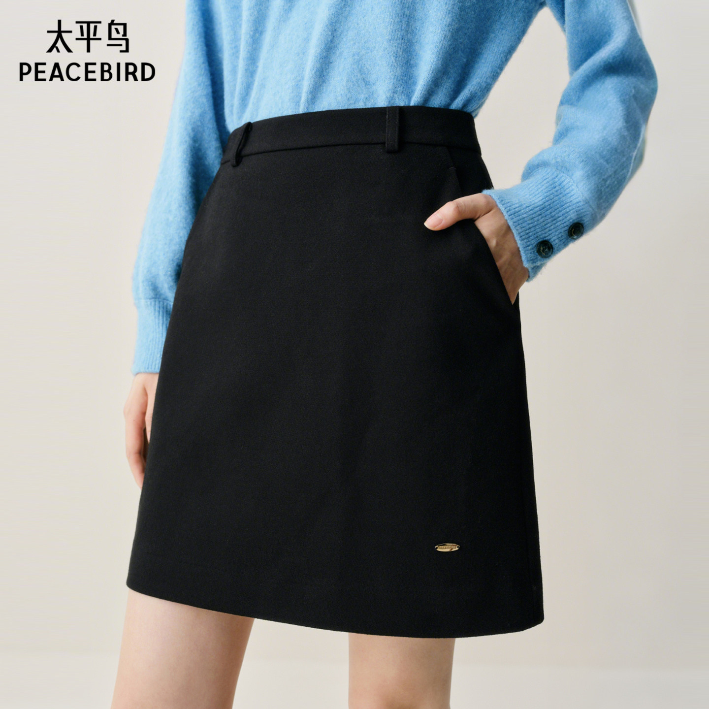 太平鸟黑色磨毛短裙2025年新款品质A字裙高级通勤时尚半身裙女