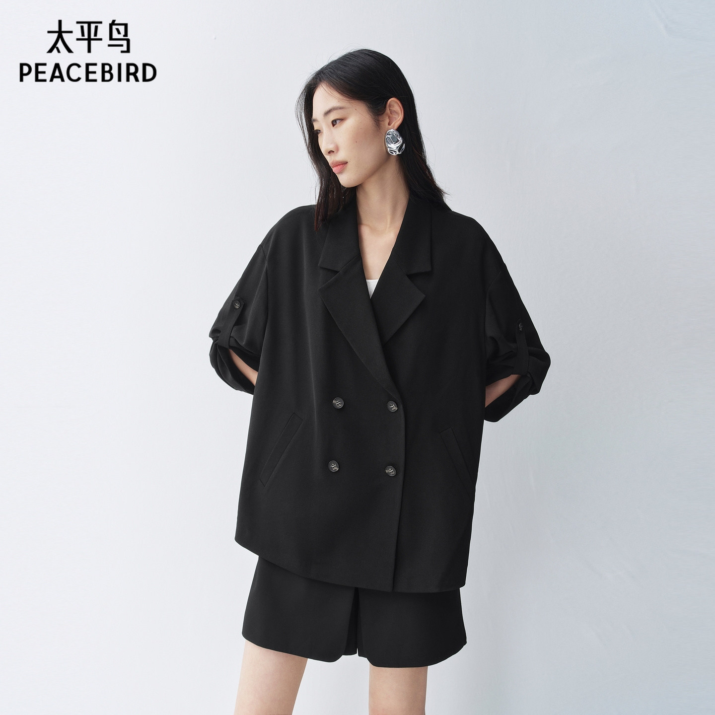 太平鸟26新廓形直筒平驳领黑色西装可调节袖口扣袢显瘦外套女