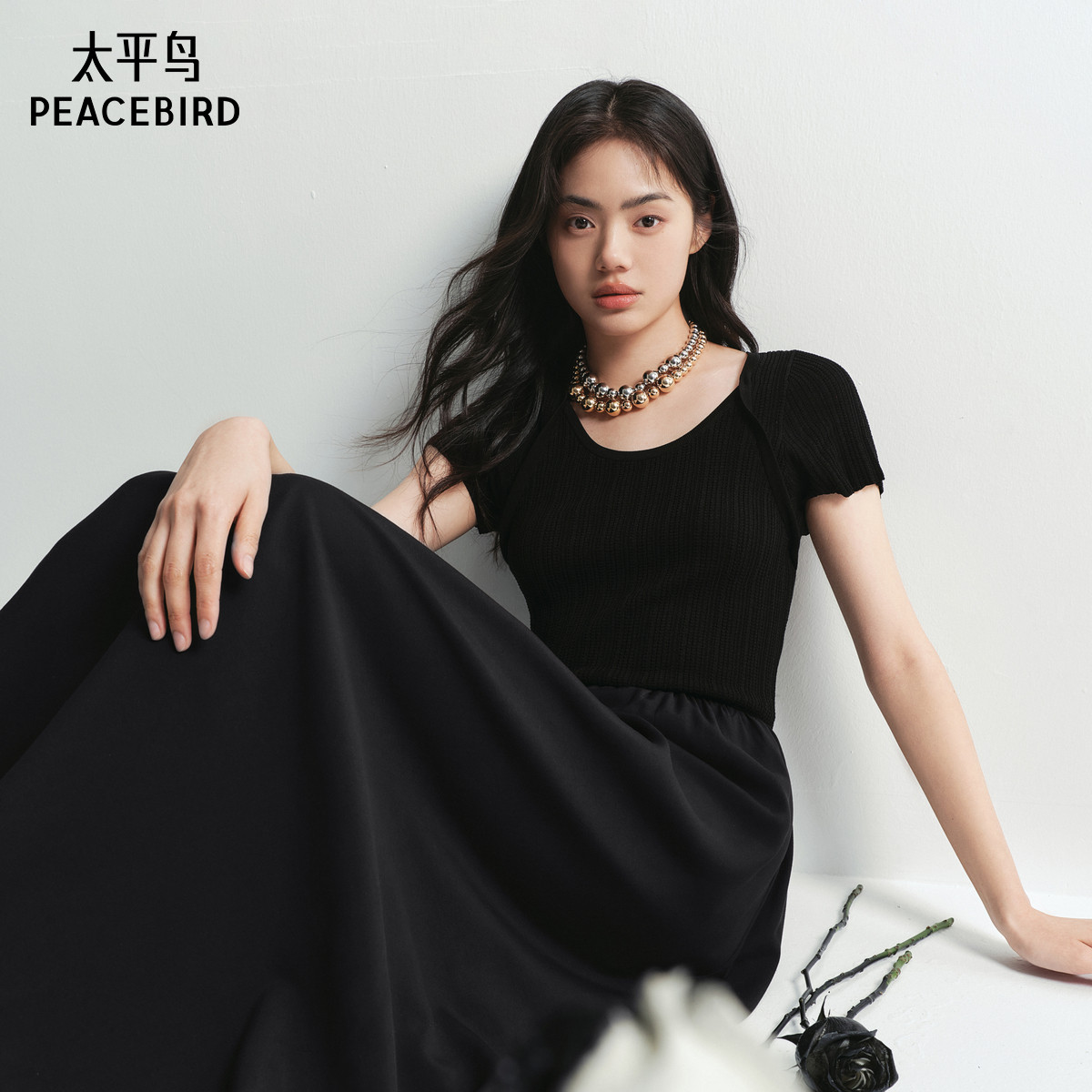 太平鸟拼接连衣裙女2025夏新款时尚针织裙短袖收腰假两件小黑裙