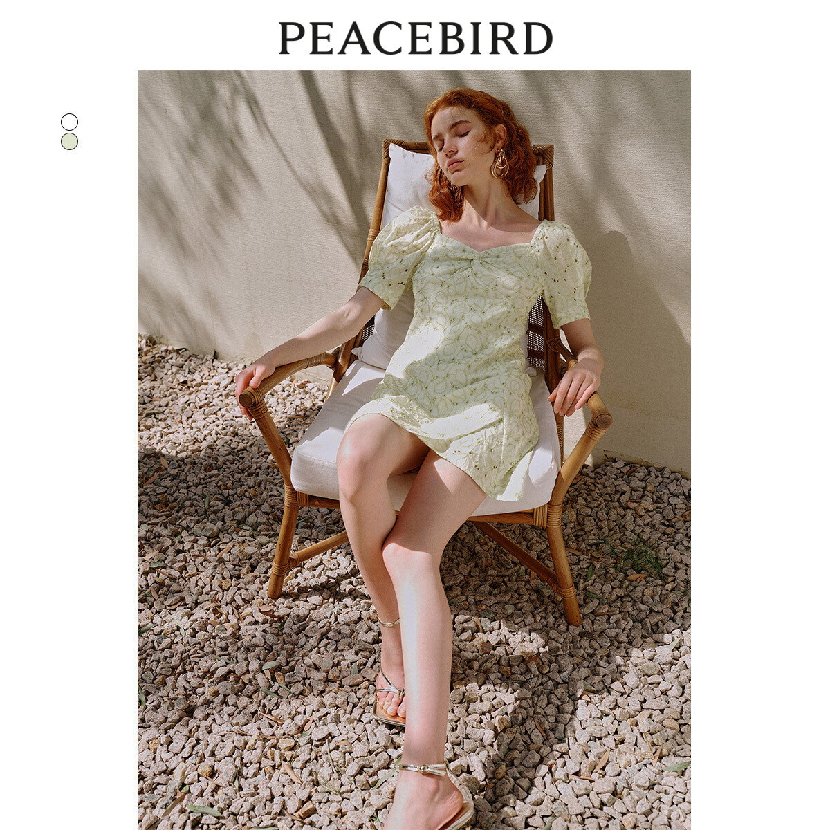 太平鸟 2024春季新款绣花短款连衣裙扭结V领泡泡袖a字裙女