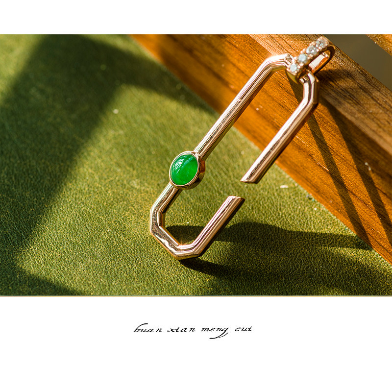 {鉴赏}·18k金镶嵌冰种翡翠c字吊坠男女通用时尚新款字母英文首饰