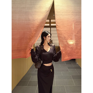 JAYKY YANG【紫丁香】V领链条蕾丝绣花针织上衣扭结开叉半裙套装