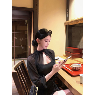 JAYKY YANG【嘉伯丽尔】黑色雪纺披肩斗篷缎面收腰短款吊带两件套