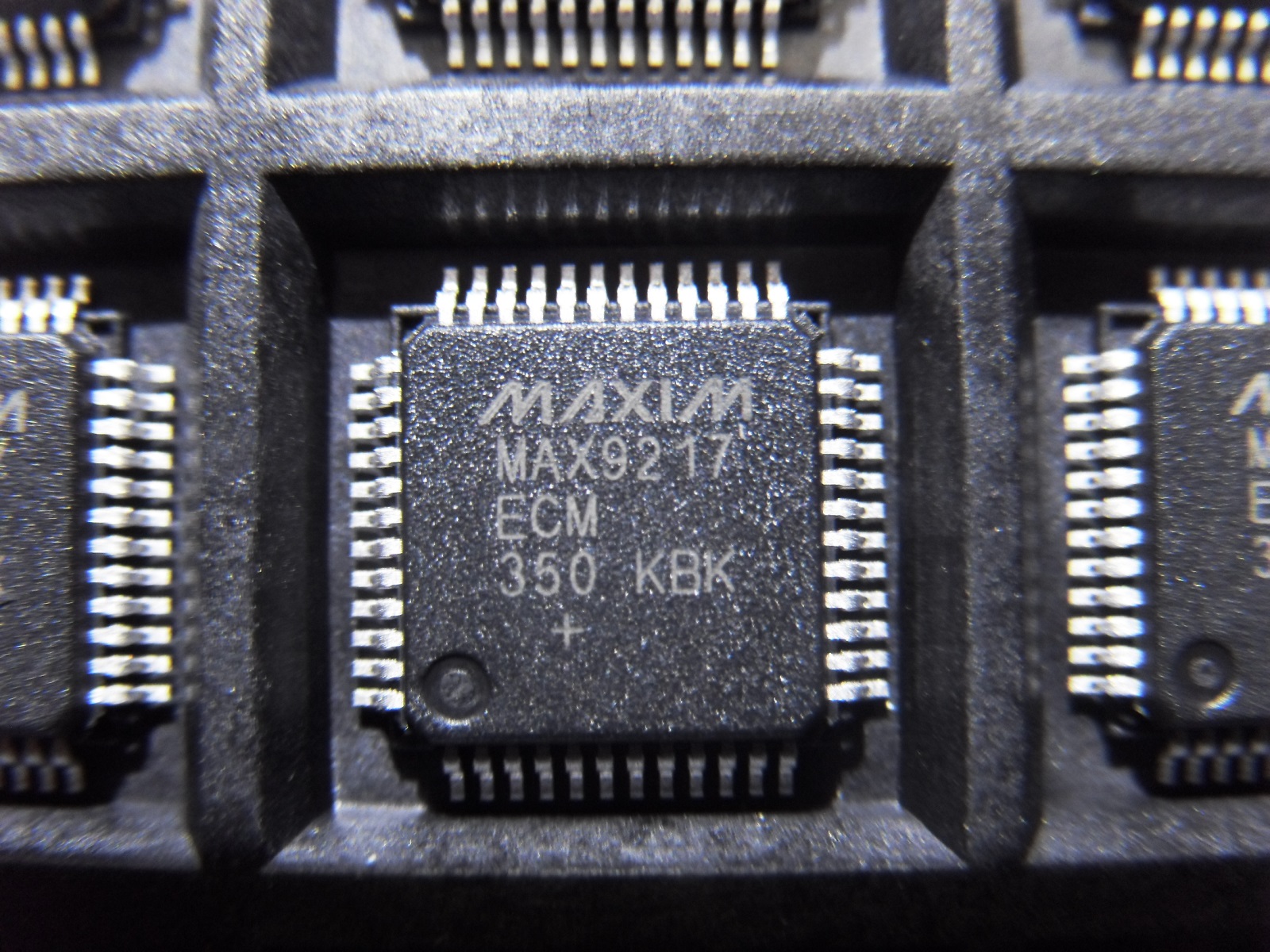 全新原装 MAX9217ECM MAX9217汽车芯片 QFP48 串行器/解串器