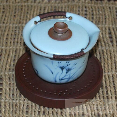 全手工制作 手绘青花 手工汝窑 缠绳古韵盖碗，经典款式！在经典的汝窑盖碗上手绘上青花，看上去这款盖碗更加的独特，更加的养眼，也让你的品味与众不同！