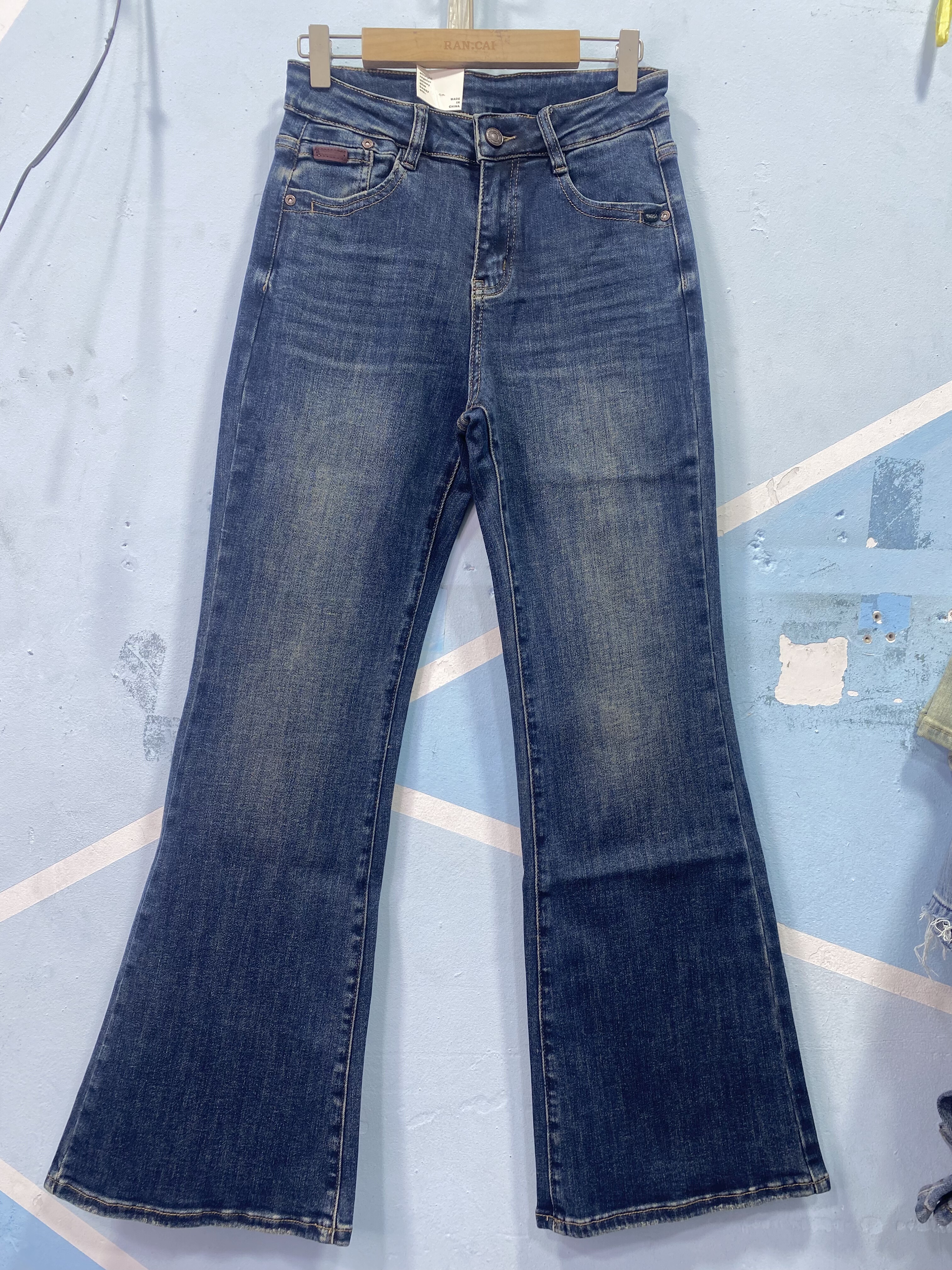 舒适感后口袋翻盖微喇牛仔裤女春秋季2025新款弹力高腰微叭裤显瘦