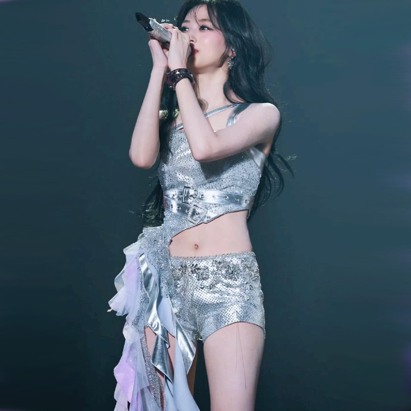 新品babymonster打歌服郑雅娴同款银色斜肩上衣kpop女团舞蹈演出