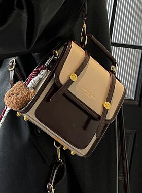 2026春季新款均码带挂件包盖式车缝线米白配咖啡PU2025双肩背包