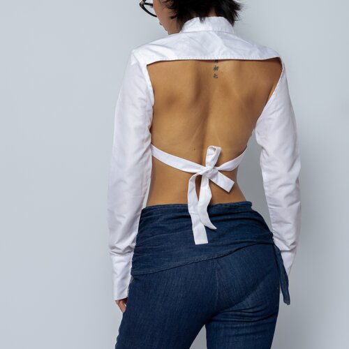 AMAMAY是辣妹露背绑带衬衫