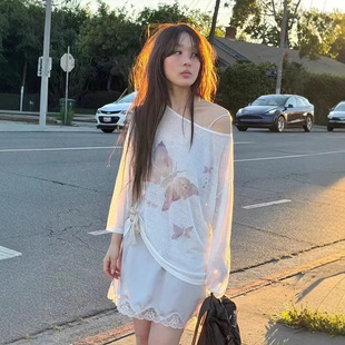 fletta韩国设计师26新款 T恤女薄款 宽松防晒罩衫 蝴蝶印花露肩长袖