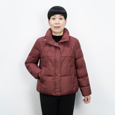 50多岁妈妈羽绒服外套白鸭绒时尚