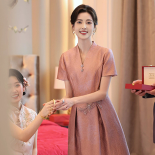 宴会气质高端礼服新娘妈妈参加婚礼粉色喜婆婆连衣裙年轻款高级感