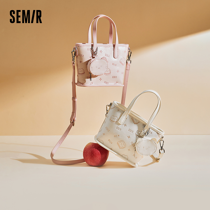 森马包包女可爱小猫满印水桶包2025新款单肩斜挎包洋气精致手提包