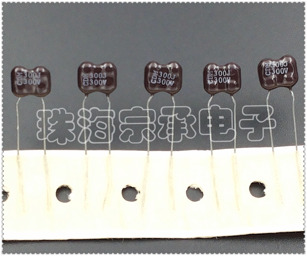 墨西哥（原厂）制造、5%精度、7.8x2.6x6.8mm、脚距5毫米、编带装2000个/盒。CDS10 系列浸涂树脂径向云母电容器可在宽温度范围内提供稳定的性能、设计用于定时和微小容差应用、适用于稳定性要求较高的场合、涂覆一层阻燃性能好的环氧树脂，适用于射频调谐电路和脉冲工作电路中。