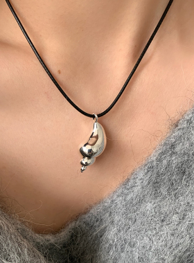 铜镀金皮绳女海螺项链