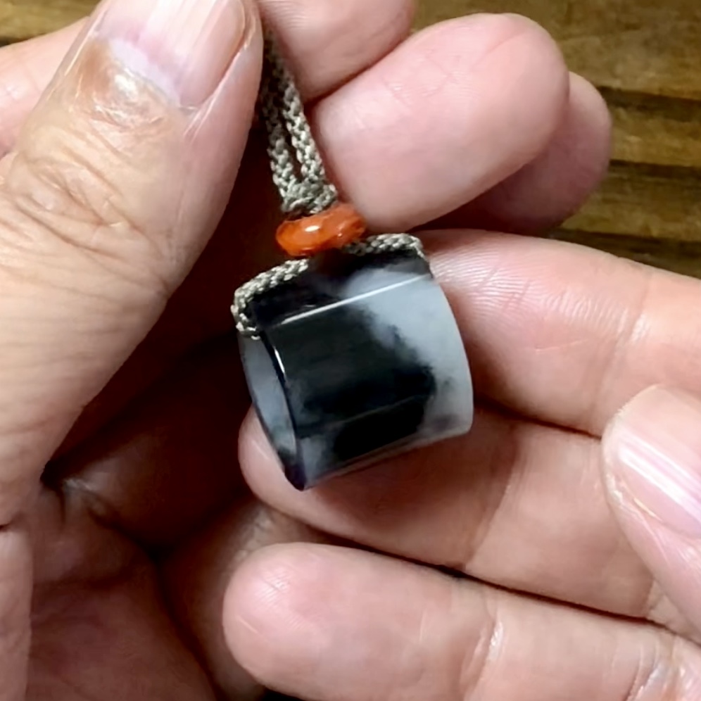 老石头和田玉墨玉籽料吊坠黑白分明青花山水路路通男女挂件7.83克