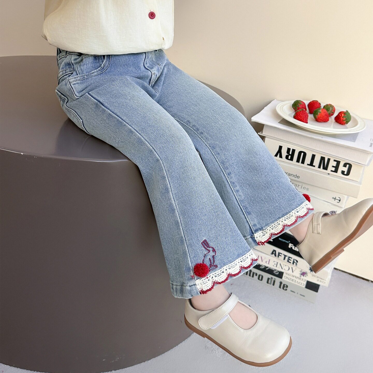 女童牛仔裤2026新款时髦儿童洋气休闲花边长裤女宝宝春秋微喇裤