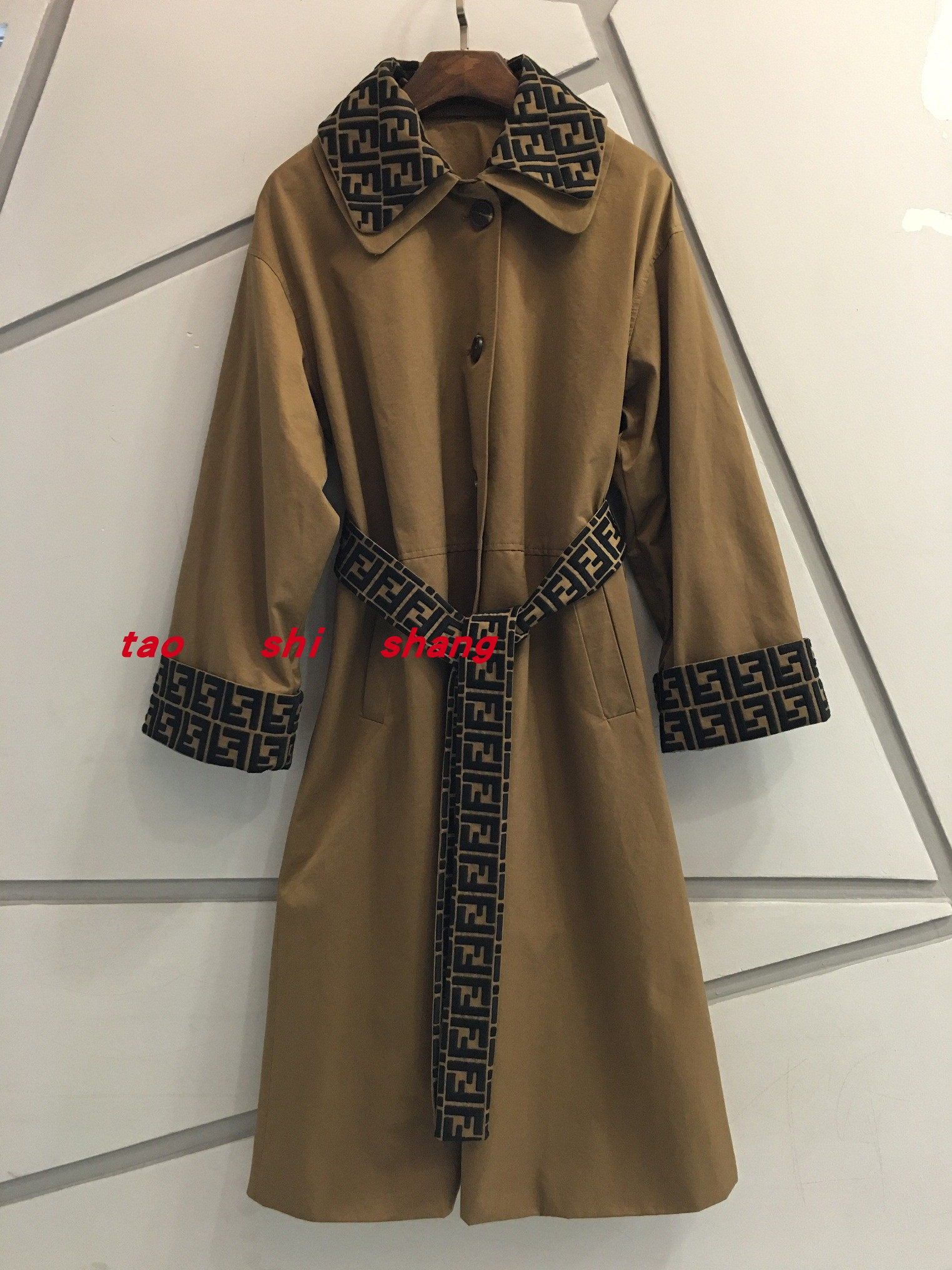 欧洲站19新款走秀款高品质刺绣字母翻领系腰带长款风衣