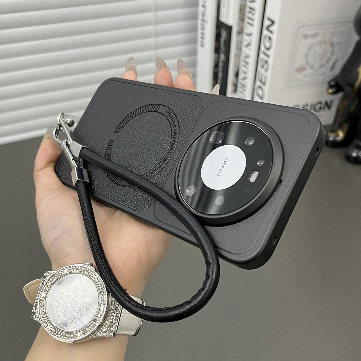 适用华为mate80pro手提绳手机壳