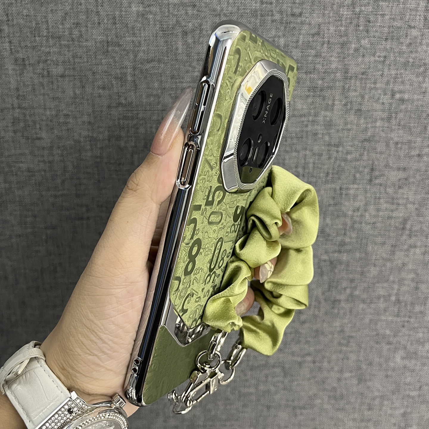适用华为mate70pro手提绳手机壳