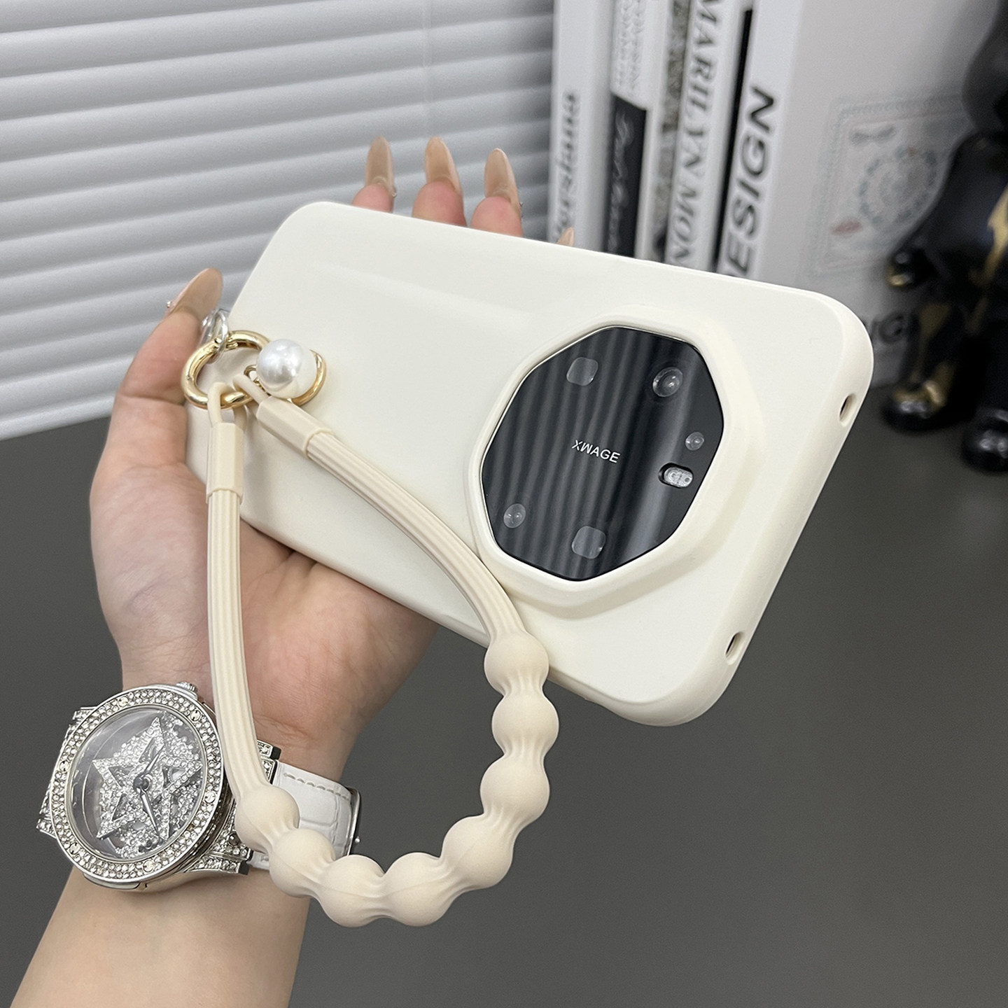 三只鱼【高档液态硅胶古董白手提绳】适用于华为mate80rs非凡