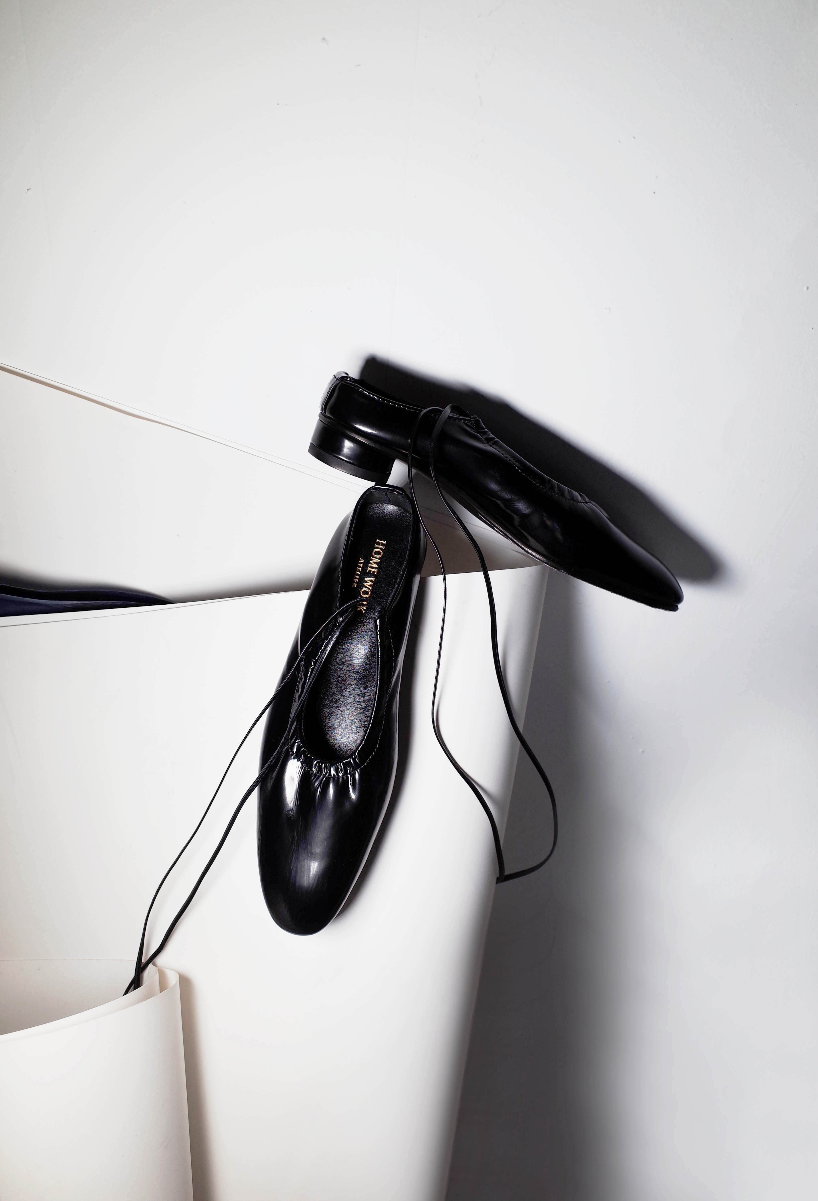 home work原创设计师尖圆头复古优雅两穿抽褶中粗跟芭蕾舞鞋亮黑