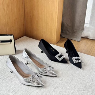 滨莉小姐浅口单鞋方扣2026新款水钻气质通勤尖头平底轻便外穿单鞋