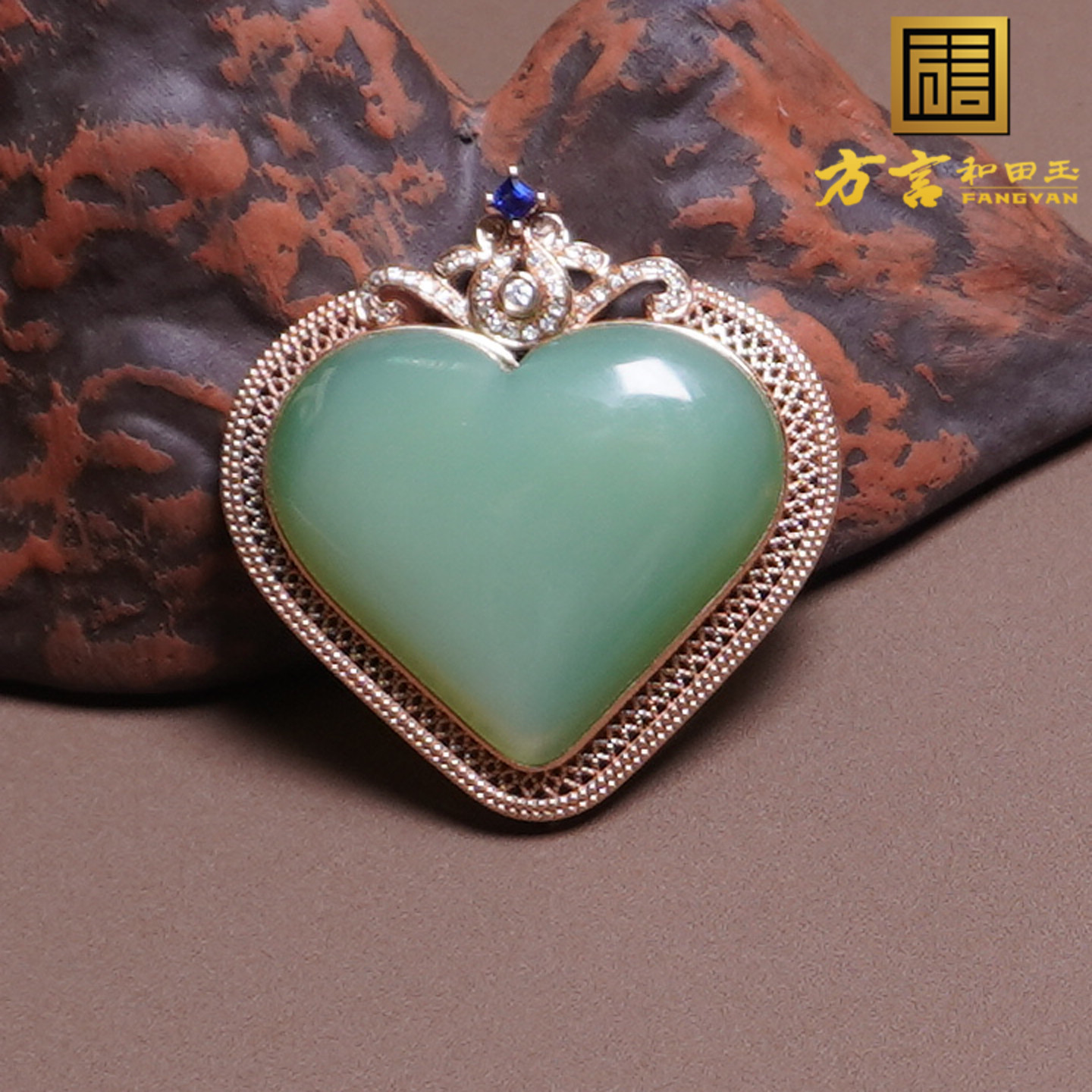 限量款方言和田玉俄料粉青碧玉高冰细无结构18k金镶嵌爱心吊坠A6