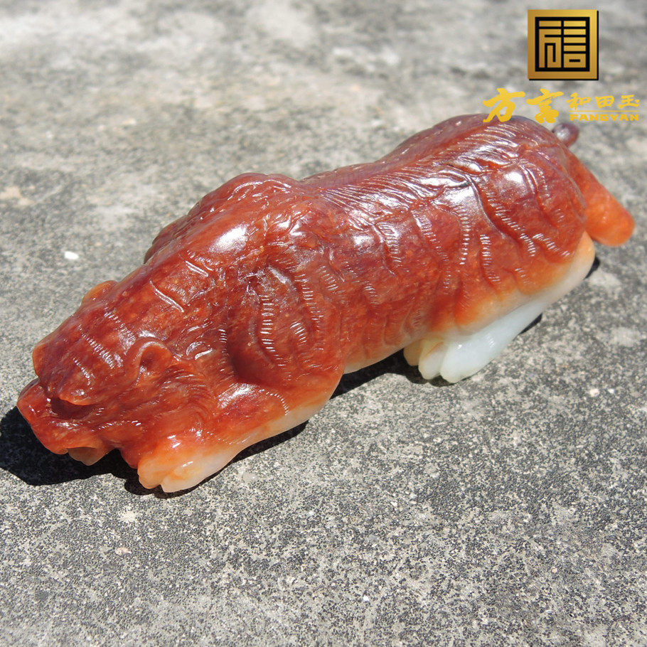珍稀俏皮名品罕见鸽血红沁皮好意境老熟羊脂玉籽料豹子把件摆件O