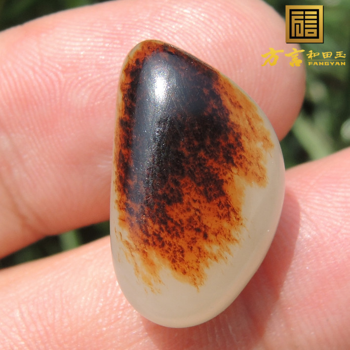 聚绛红活皮羊脂玉籽料