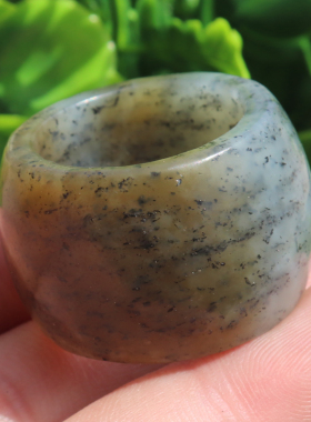 嗨翻天方言和田玉特色新疆温润细腻糖青花籽料22.5mm扳指戒指玉A8