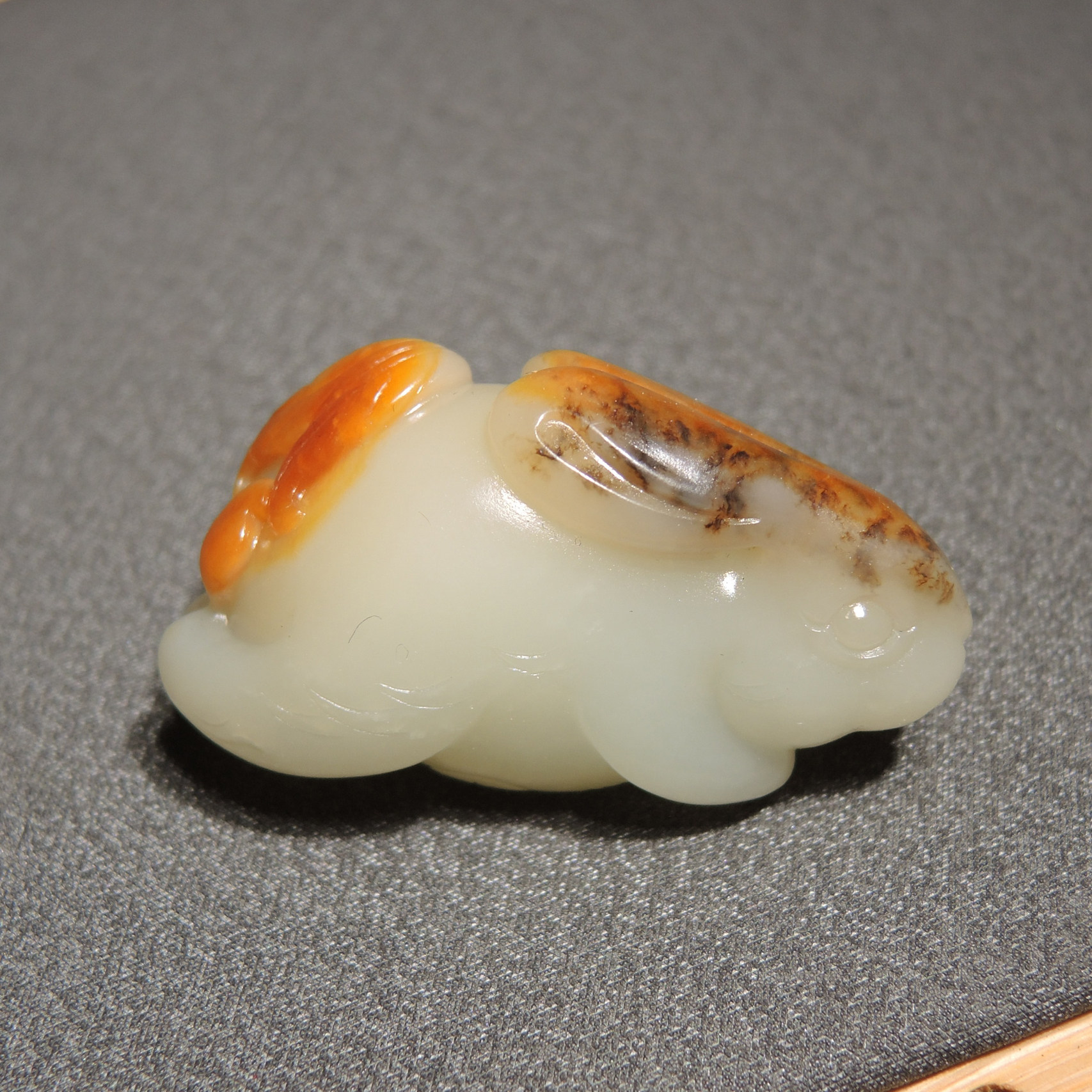 方言和田玉精品特色级高脂糯黄皮羊脂白玉籽料萌宠兔兔吊坠挂件h2