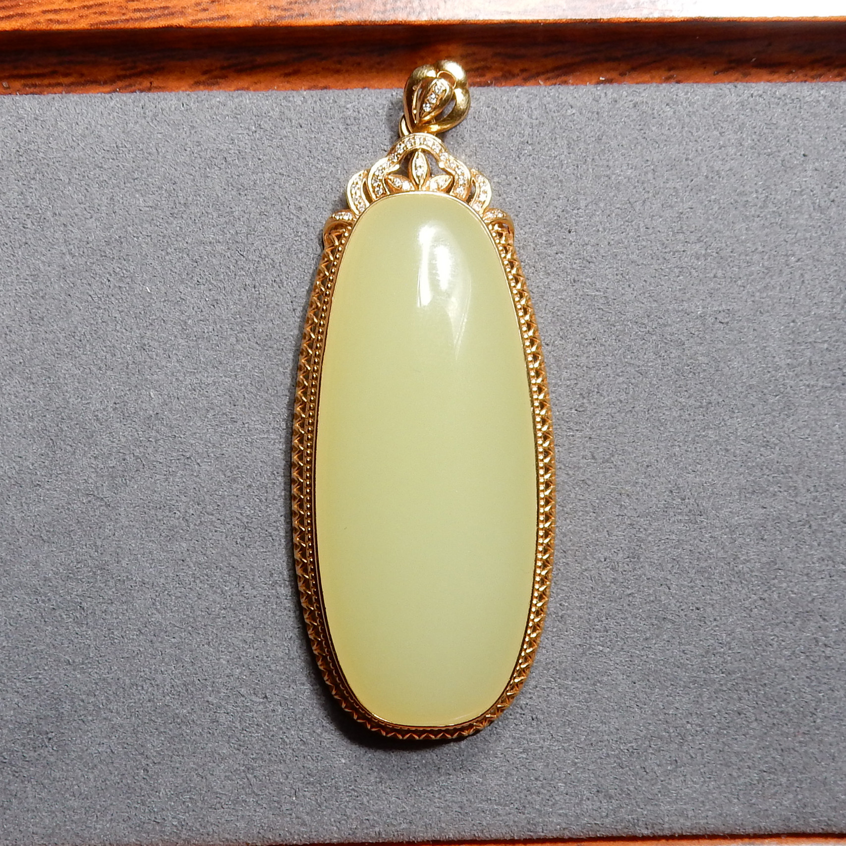 方言新疆且末料油润细腻无结构鸡油黄口18k金镶嵌水滴型玉吊坠h2