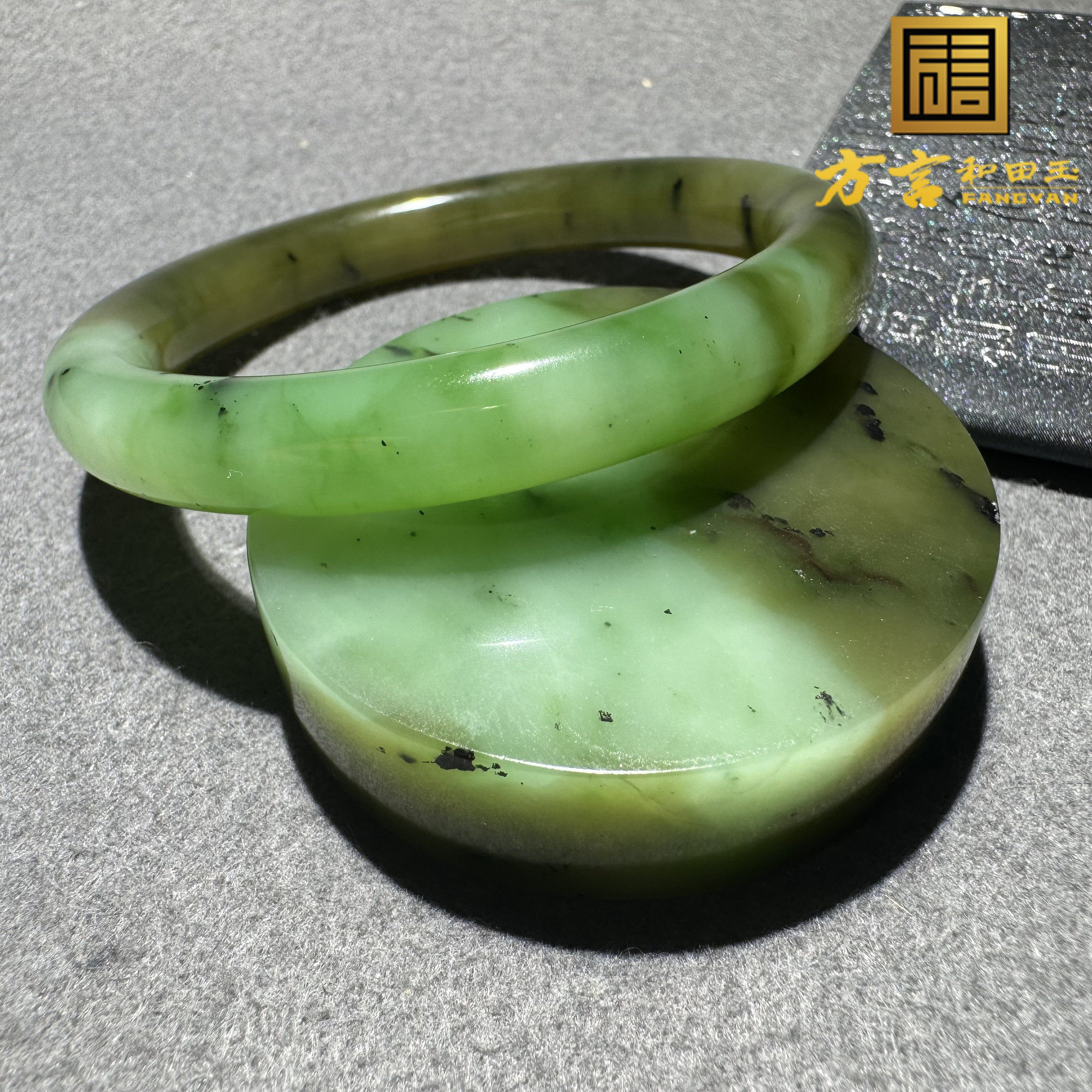 方言和田玉老坑俄料苹果绿碧玉带糖巧色半山半水57mm手镯带镯芯S