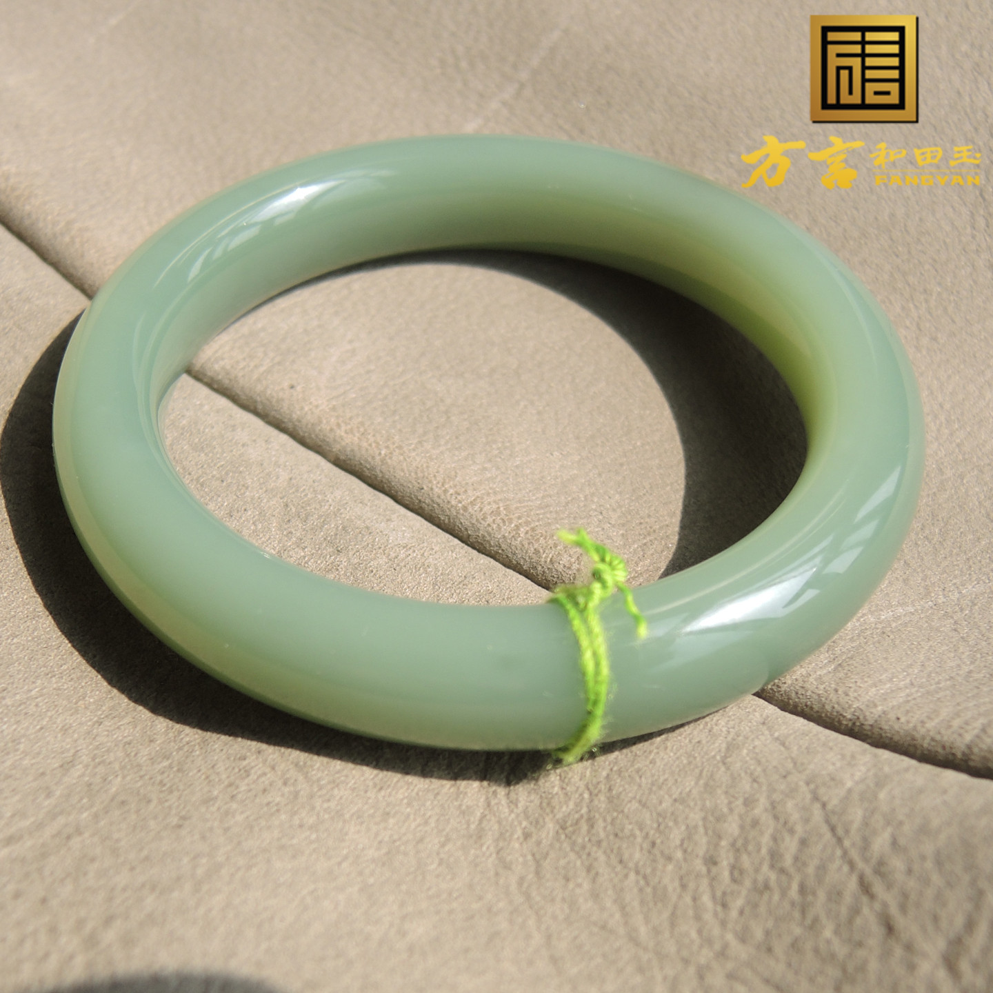 惊爆价珍品俄鸭蛋青碧玉上上品糖沁色双色玉精品内径53时尚手镯R