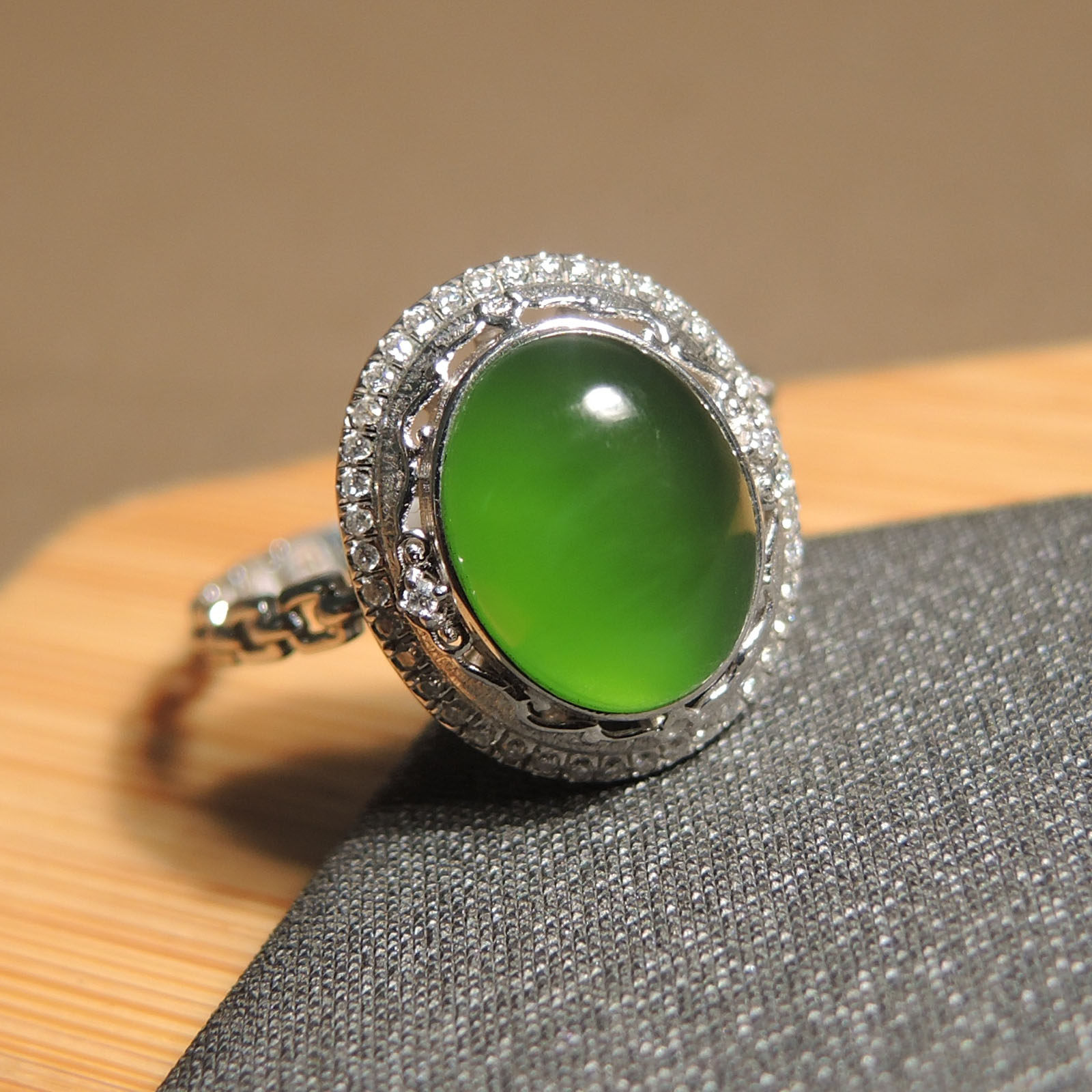 精品方言和田玉俄罗斯老坑料阳绿碧玉带灵活猫眼金镶玉精美戒指R5