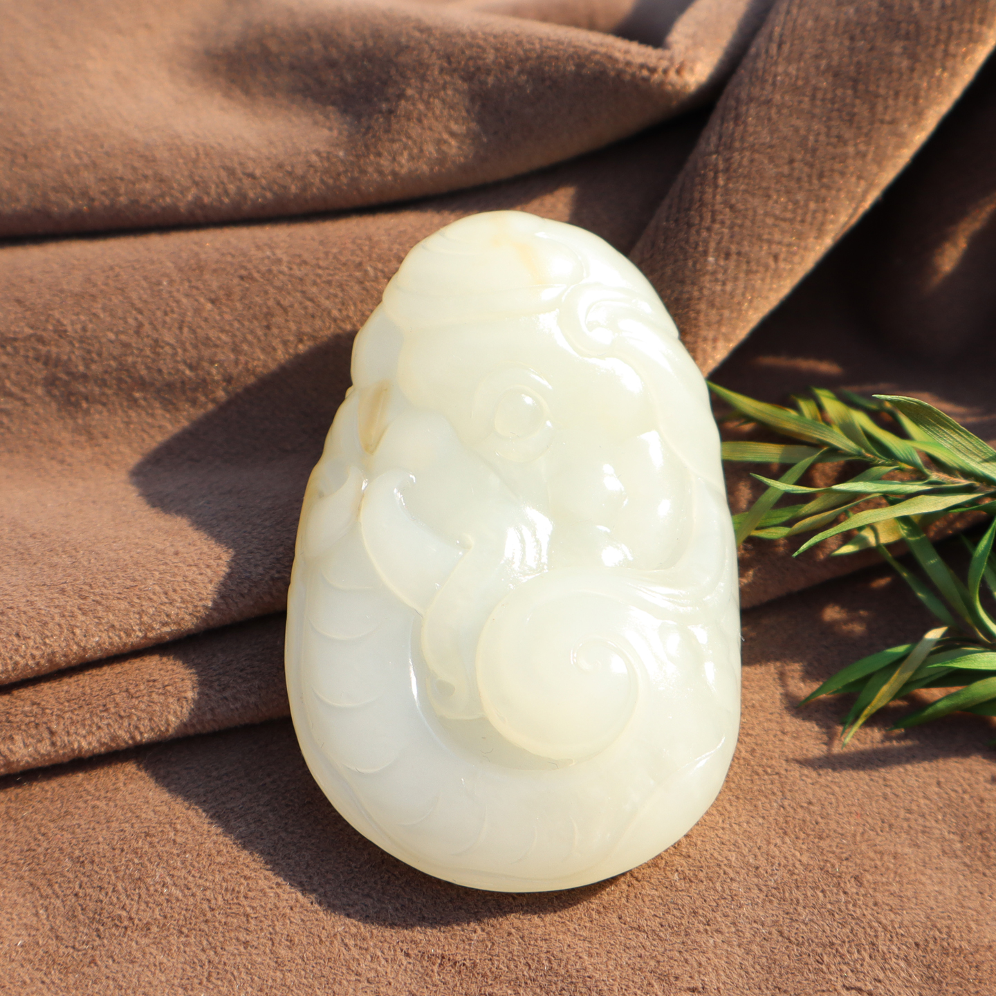 新疆且末老料糖白玉俏雕大象吊坠